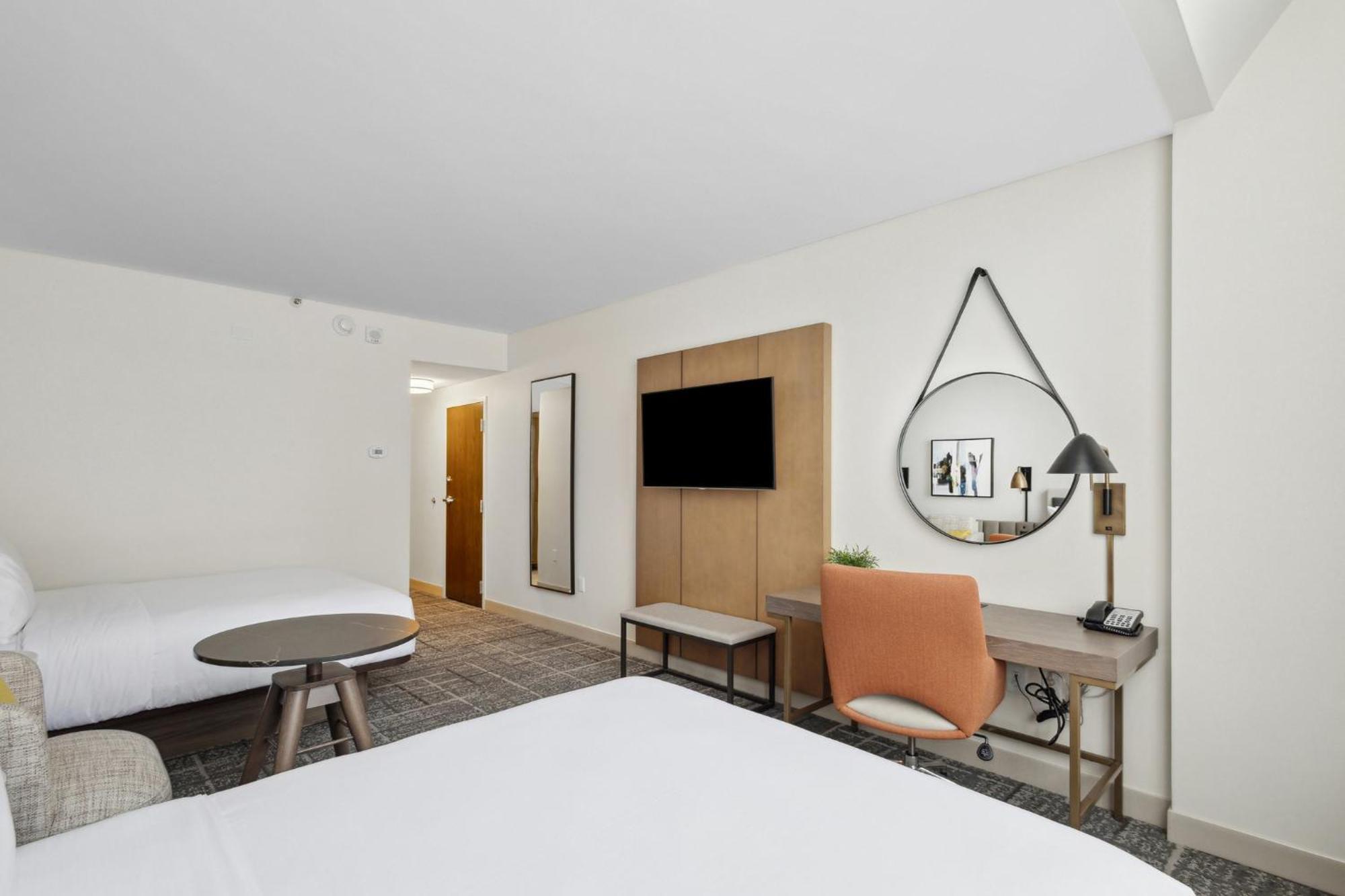 Отель Crowne Plaza Lansing By Ihg Экстерьер фото